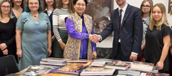Velvyslankyně Indické republiky darovala MUP 100 knih
