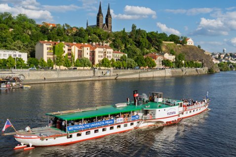 Flotila Metropolitní univerzity Praha brázdila vody Vltavy
