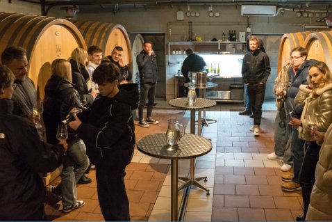 Za tajemstvím jubilejního vína: Studenti a akademici MUP vyrazili do terénu slavit i vybírat